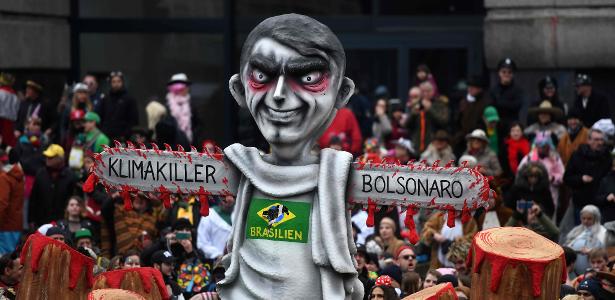 Carnaval no exterior | Bolsonaro é retratado como 'assassino do clima' em folia alemã
