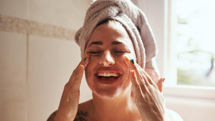 Lavar o rosto muitas vezes remove a proteção natural da pele e pode causar oleosidade