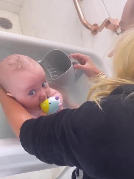 Ana Paula Siebert aparece dando banho em Vicky - Reprodução/Instagram @anapaulasiebert
