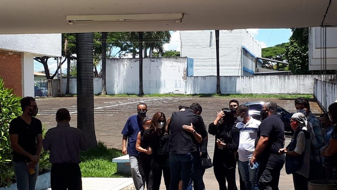 Família de Zezé di Camargo e Luciano foi recebida por colegas e parentes no velório de Francisco - Galtiery Rodrigues/UOL