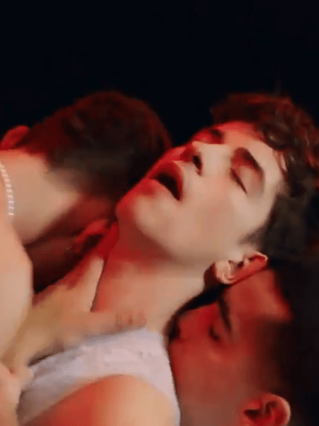 O beijo gay a três de o teaser de "Elite" - Reprodução/Twitter