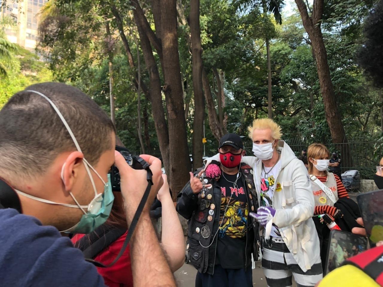 Supla compareceu aos protestos na Avenida Paulista, em São Paulo, e tirou fotos com fãs - UOL/Gabriela Sá Pessoa