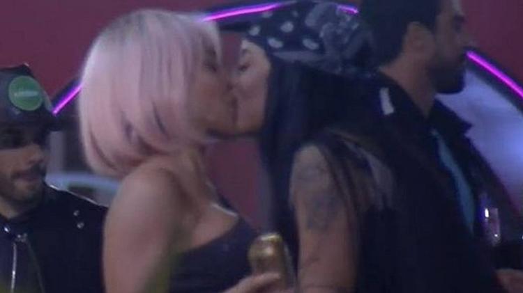 A Fazenda 2021: Aline e Medrado dão selinho - Reprodução/Playplus - Reprodução/Playplus