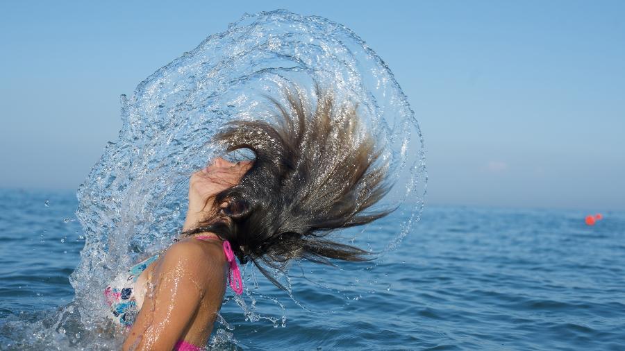 Com alguns cuidados é possível manter seus cabelos saudáveis após um refrescante banho de mar ou mergulho na piscina - iStock / Getty Images