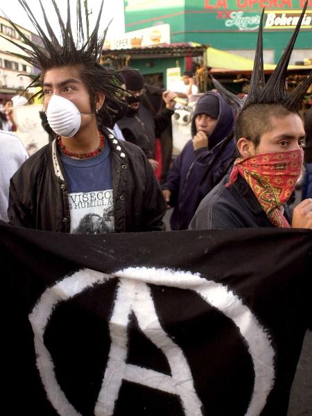 Punks protestam contra emos na Cidade do México, em 2007 - EFE/ Victoria Valtierra