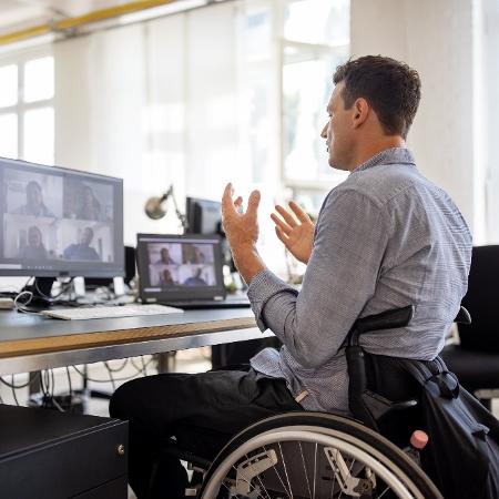 Pessoas com deficiência sofrem com uma série de barreiras para ter acesso aos estudos e mercado de trabalho - Getty Images