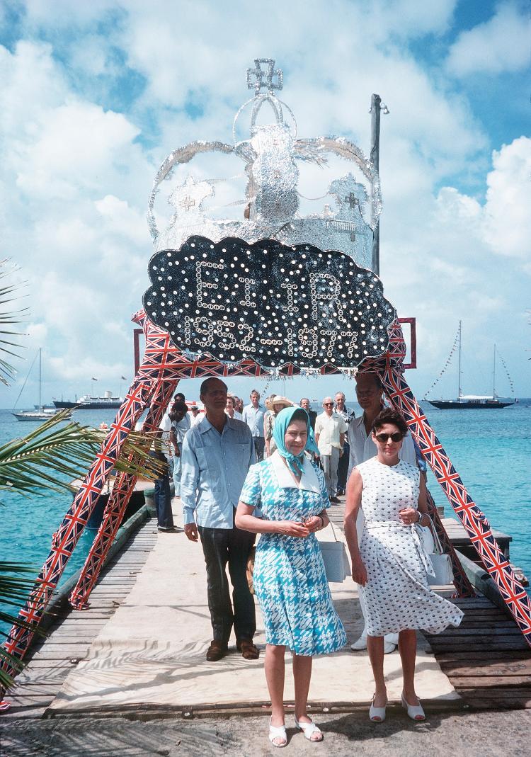 Rainha Elizabeth 2ª chega com o príncipe Philip na Ilha Mustique em 1977, em uma visita à irmã - Anwar Hussein/Getty Images - Anwar Hussein/Getty Images