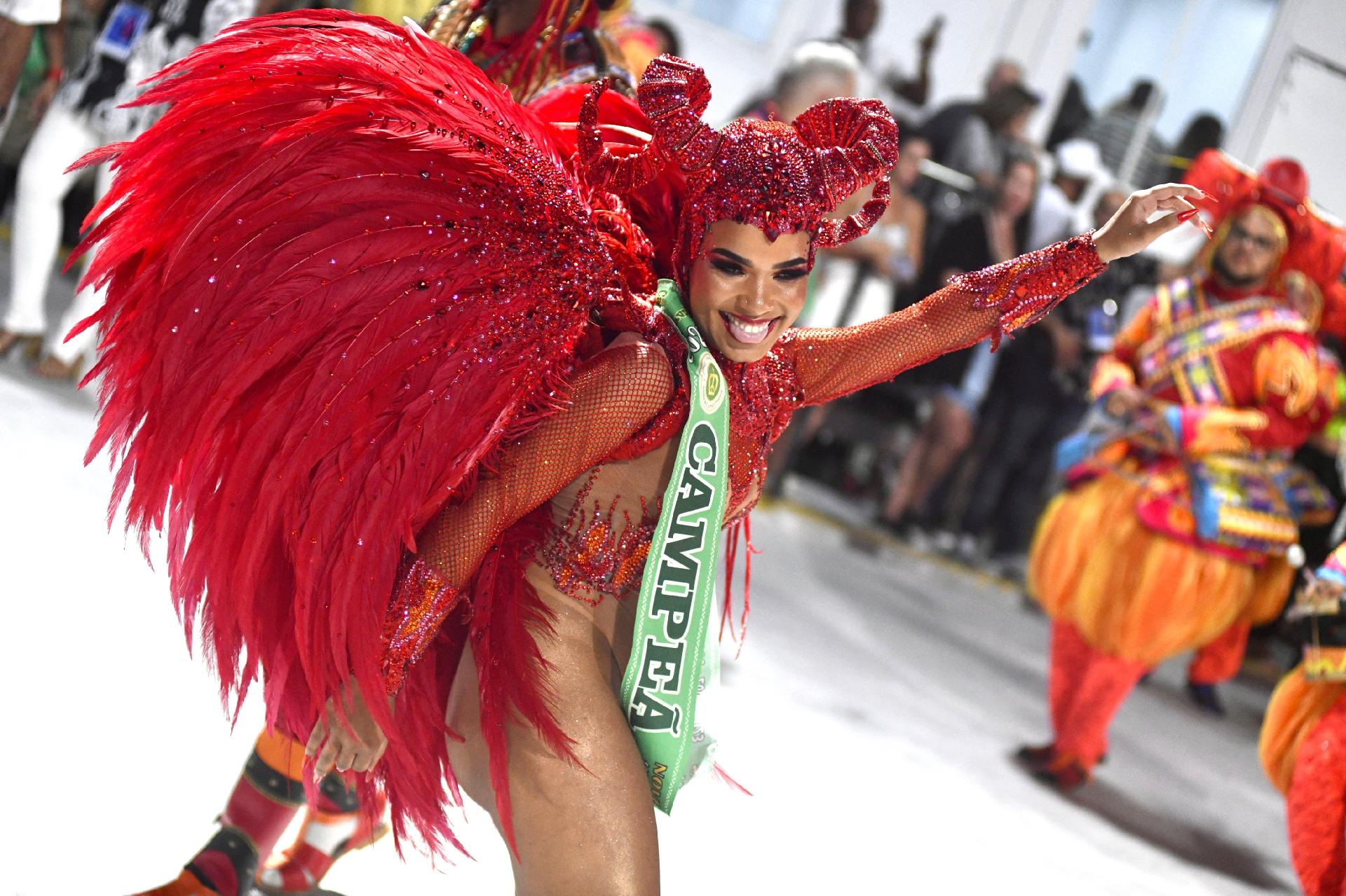 Maria Mariá a rainha de bateria da Imperatriz Leopoldinense, no Desfile das Campeãs - Lucas Landau/UOL