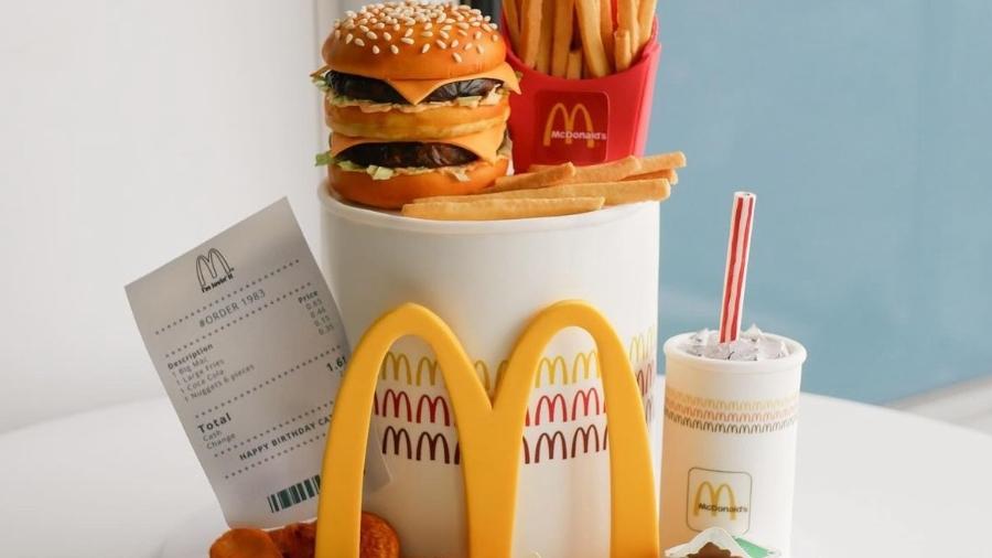 Bolo realista lembra o cardápio do McDonald's com as embalagens famosas dos anos 80 e 90