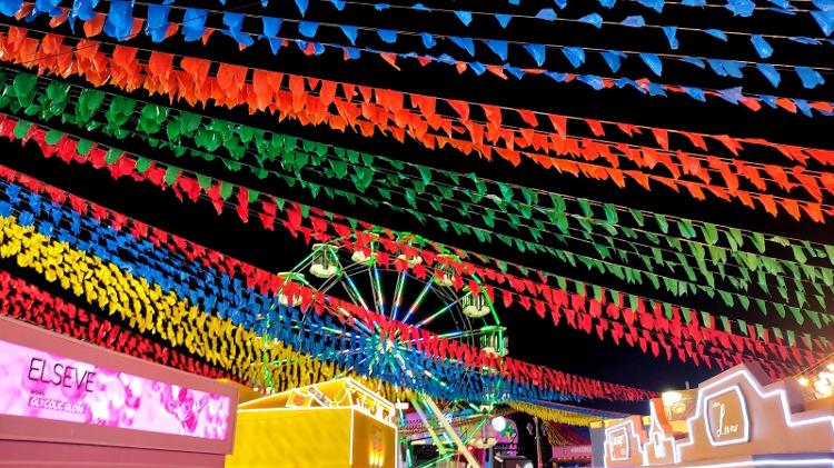 Cores e formas embelezam o Parque do Povo, em Campina Grande, em tradicional ornamentação junina.