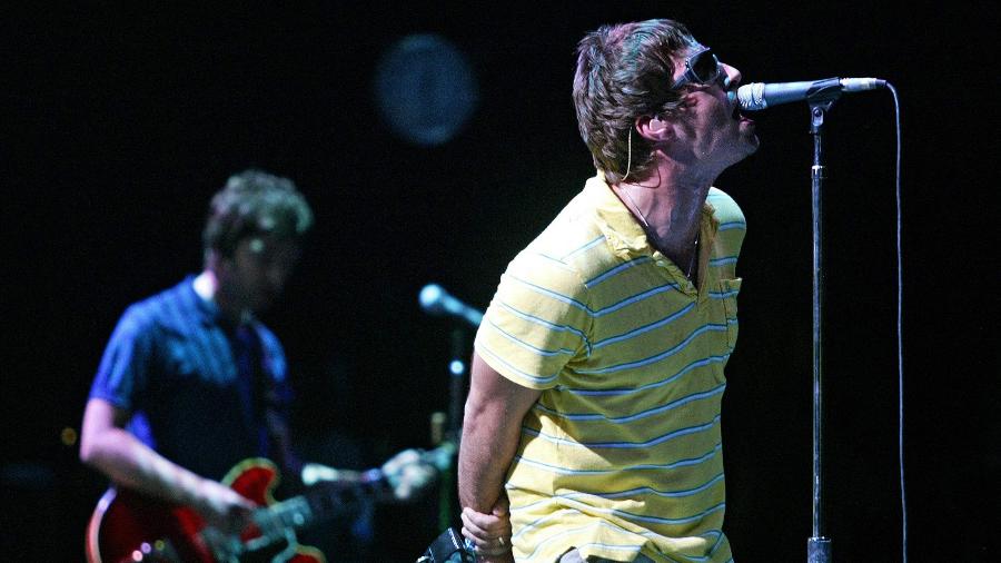 Imagem de arquivo mostra Liam (direita) e Noel Gallagher, membros do Oasis, durante show Festival Internacional de Benicasim, Castellon, Espanha, em 7 de agosto de 2005 - Jose Jordan/AFP