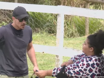 Sacha e Flora discutem durante trato em A Fazenda: 'Você tem medo da Roça'