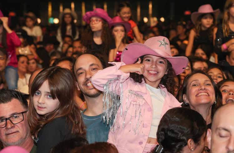 As meninas acompanham de perto show da boiadeira Ana Castela em São Paulo