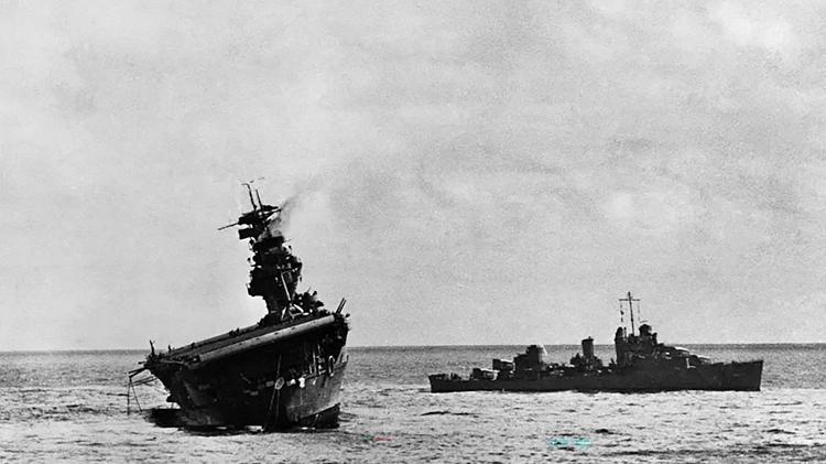 Naufrágio do porta-aviões USS Yorktown durante batalha naval da Segunda Guerra Mundial Naufrágio do porta-aviões USS Yorktown durante batalha naval da Segunda Guerra Mundial