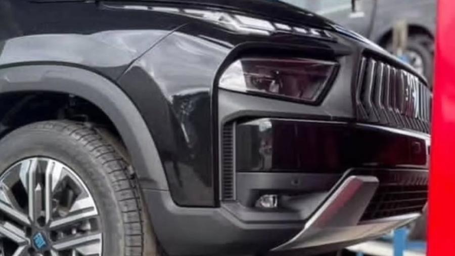 Detalhe da nova Fiat Toro, com grande formada por aletas verticais e novo para-choque Detalhe da nova Fiat Toro, com grande formada por aletas verticais e novo para-choque