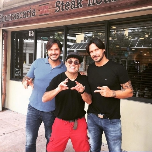 Os gêmeos Flávio e Gustavo recebem Sérgio Mallandro em Miami