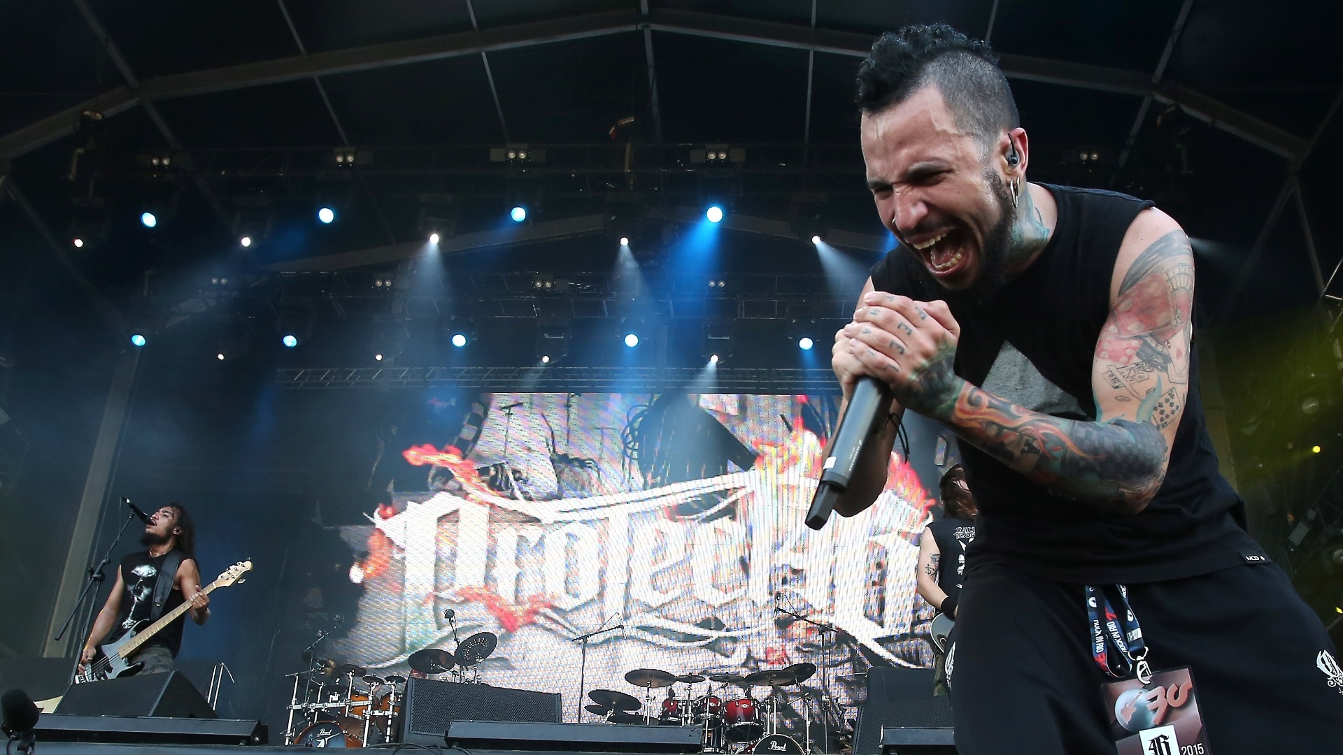 24.set.2015 - Durante sua apresentação no Palco Sunset do Rock in Rio, o John Wayne recebeu a potência de outra banda brasileira em ascensão, Project46 - Marco Antonio Teixeira/UOL