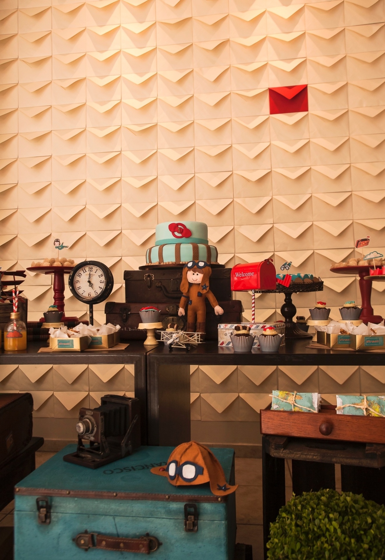 Malas, mapas e símbolos relacionados a viagens faziam parte da mesa do aniversariante. O bolo de chocolate, confeccionado pela Dolci Amici (www.facebook.com/dolciamici.docesgourmet), era coberto com pasta americana e tinha recheio de brigadeiro. A decoração foi assinada pela empresa Poá - Mesas e Lembranças Personalizadas - Sandra Pagano/Divulgação