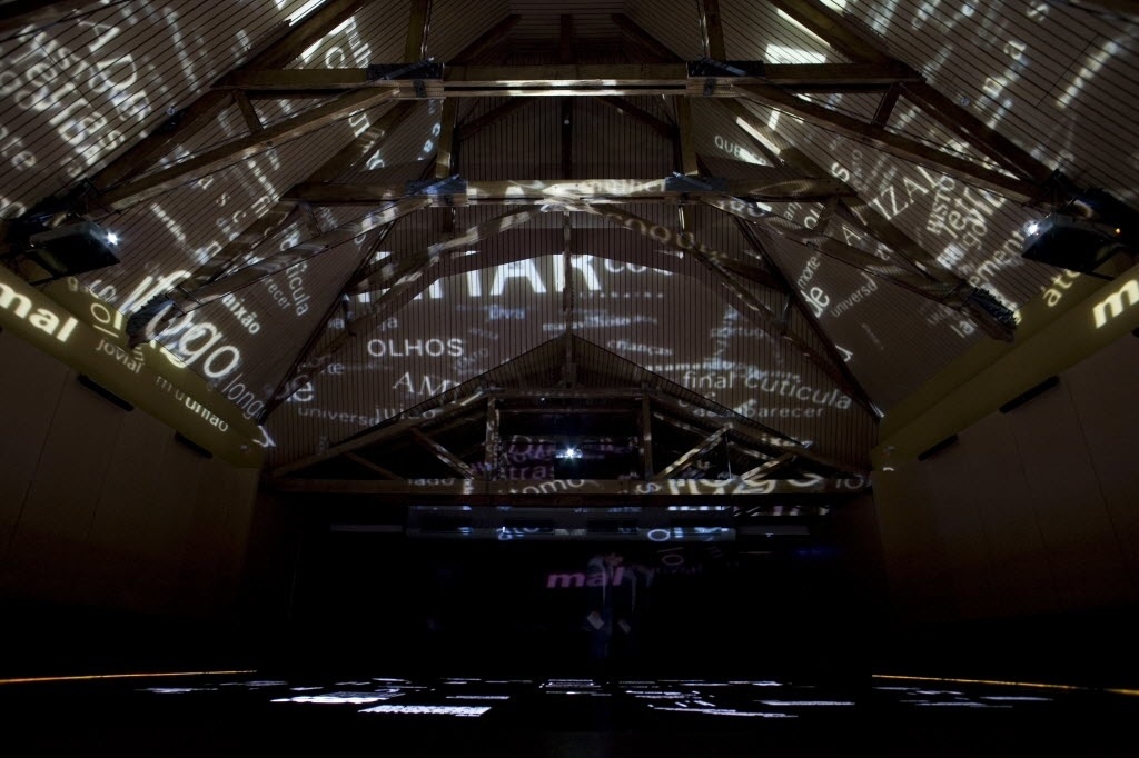 22.jan.2009 - Instalações da Praça da Língua, no Museu da Língua Portuguesa. Com projeções no teto e chão do espaço no terceiro andar é conhecido como o "planetário da Língua" - Jefferson Coppola/Folha Imagem