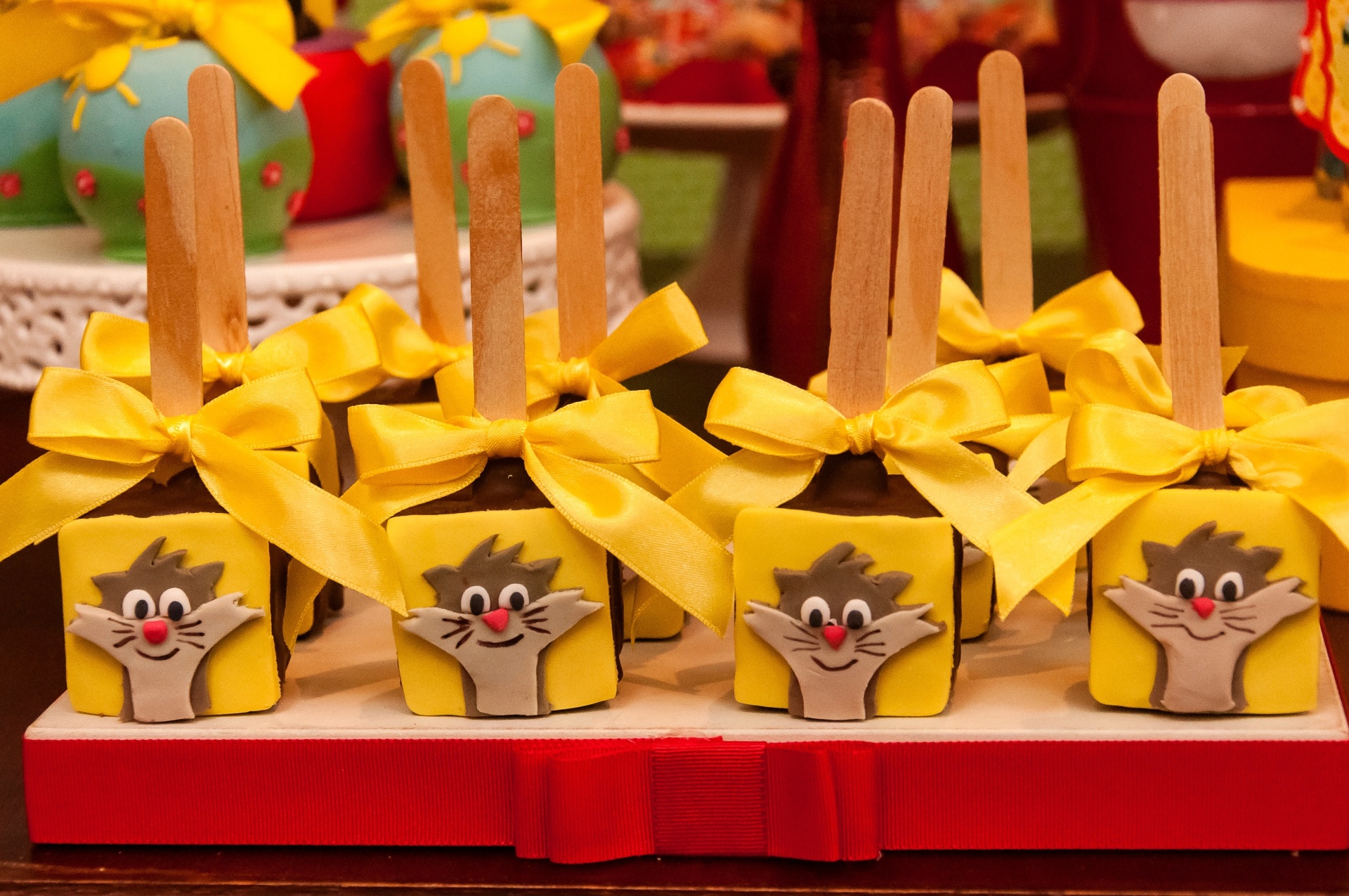 Feito por Claudia Morita, o pão-de-mel no palito com o rosto de Cláudio --um dos personagens de "O Show da Luna"-- tinha acabamento de pasta americana - George Montezani Fotografia