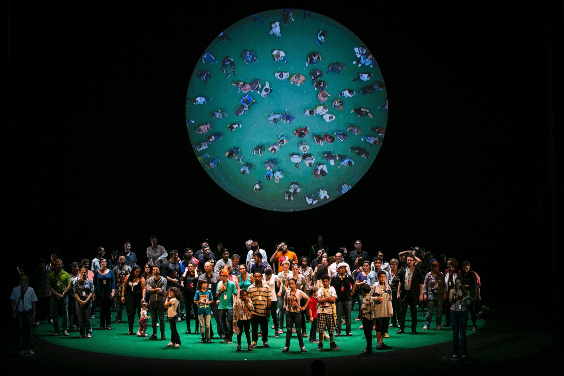 3.mar.2016 - Ensaio da peça "100% São Paulo", no Teatro Municipal, onde diretor recrutou paulistanos para performarem uma espécie de retrato da cidade - Bruno Santos/Folhapress