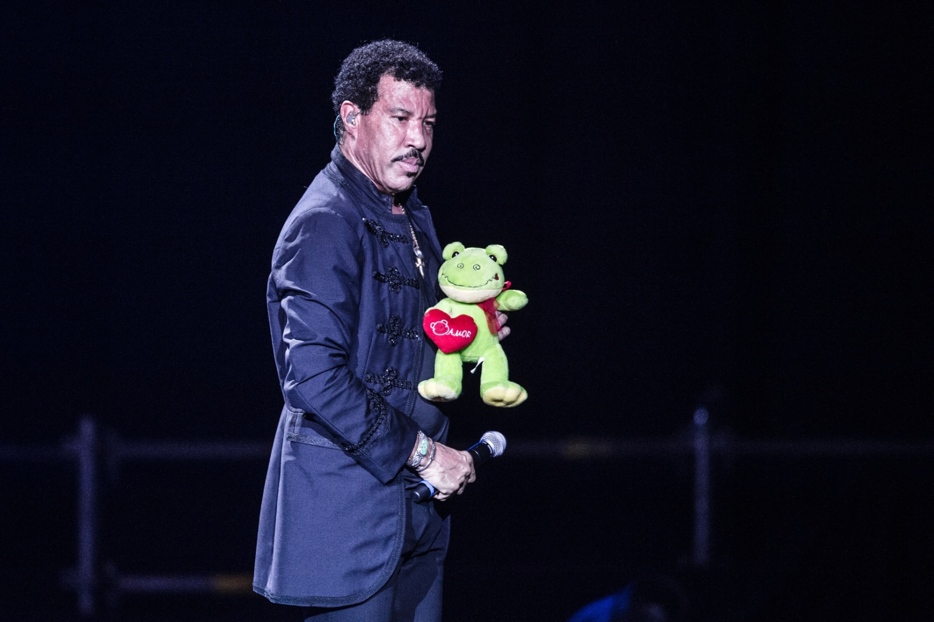 9.mar.2016 - Na noite desta quarta-feira,  Lionel Richie encerrou sua turnê no Brasil. O cantor apresentou o show "All The Hits All Night Long" no Ginásio do Ibirapuera, em São Paulo - Lucas Lima /UOL
