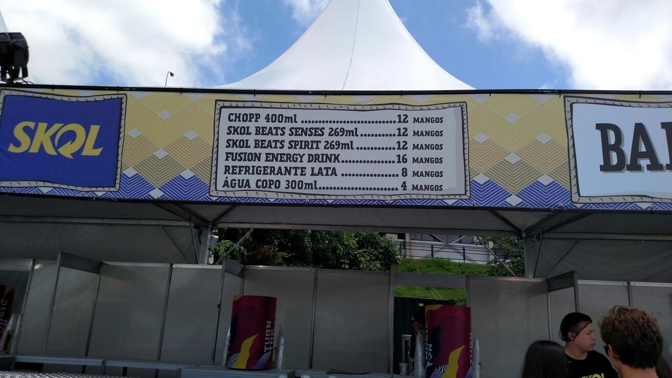 12.mar.2016 - Os preços do Lollapalooza Brasil 2016: o chope (400 ml) e a cerveja (269 ml) saem por R$ 12, o energético por R$ 16, o refrigerante por R$ 8 e o copo de água (300 ml) por R$ 4 - Felipe Cruz/UOL
