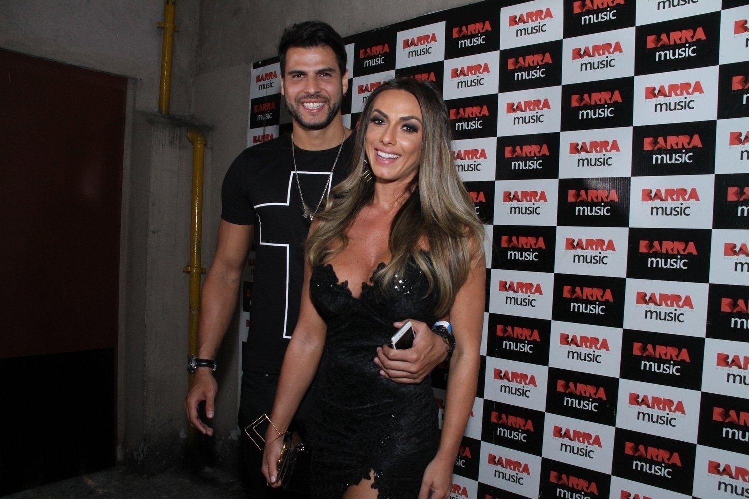 7.abr.2015 - Acompanhada do namorado Marcelo Bimbi, Nicole Bahls prestigia o show de Anitta no Rio de Janeiro - Thyago Andrade /Brazil News