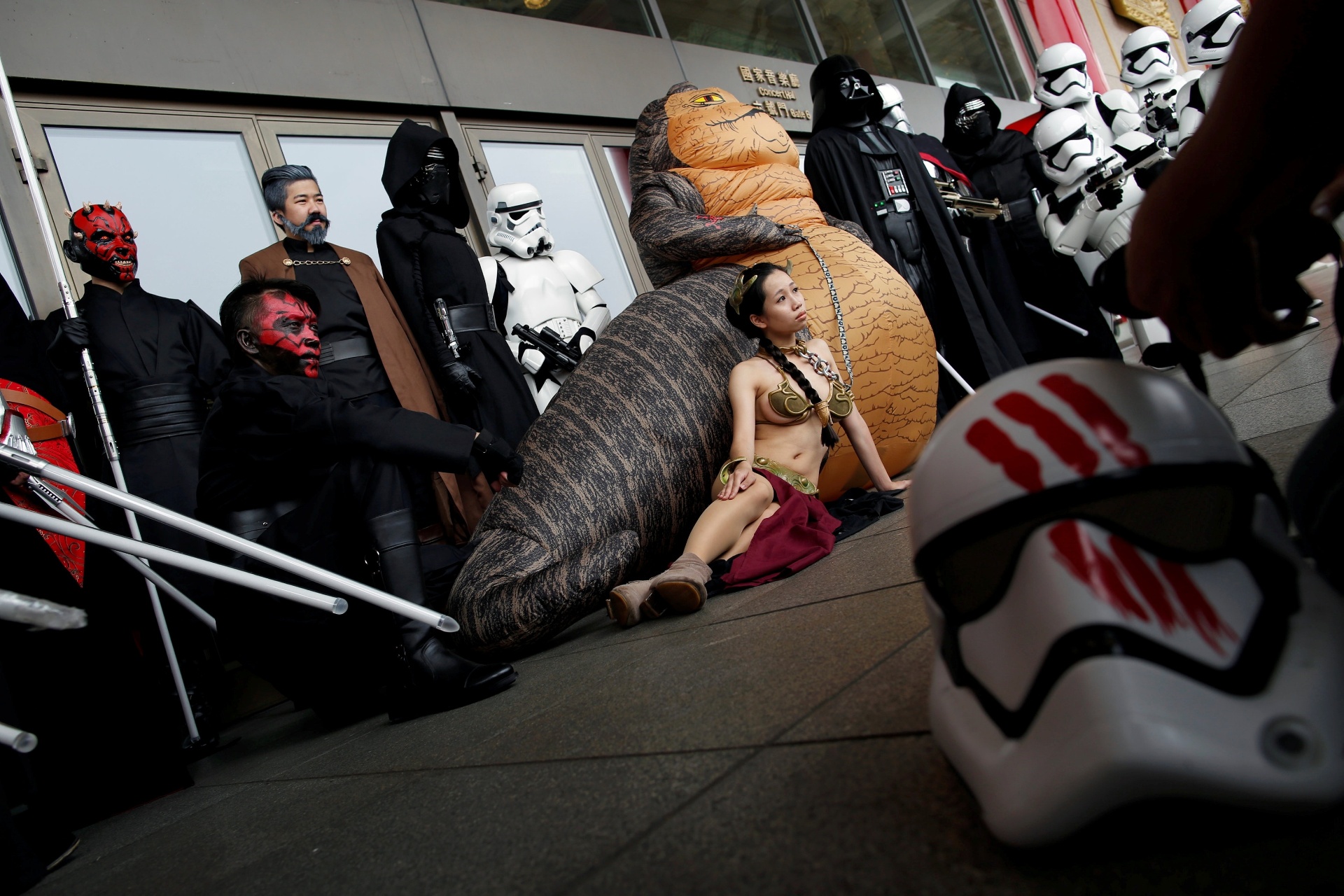 04.mai.2016 - Fãs se veste como personagens de "Star Wars" em Taipei, no Taiwan - Tyrone Siu/Reuters