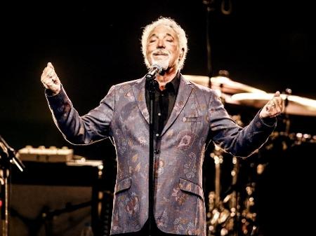 13.set.2016 - O cantor Tom Jones se apresenta no Citibank Hall, em São Paulo - Lucas Lima/UOL