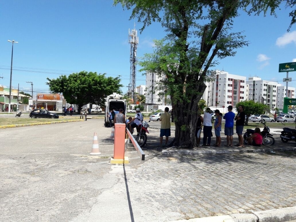 16.set.2016 - Fãs aguardam a chegada do corpo de Domingos Montagner ao Aeroporto Santa Maria, em Aracaju - Fredson Navarro/UOL