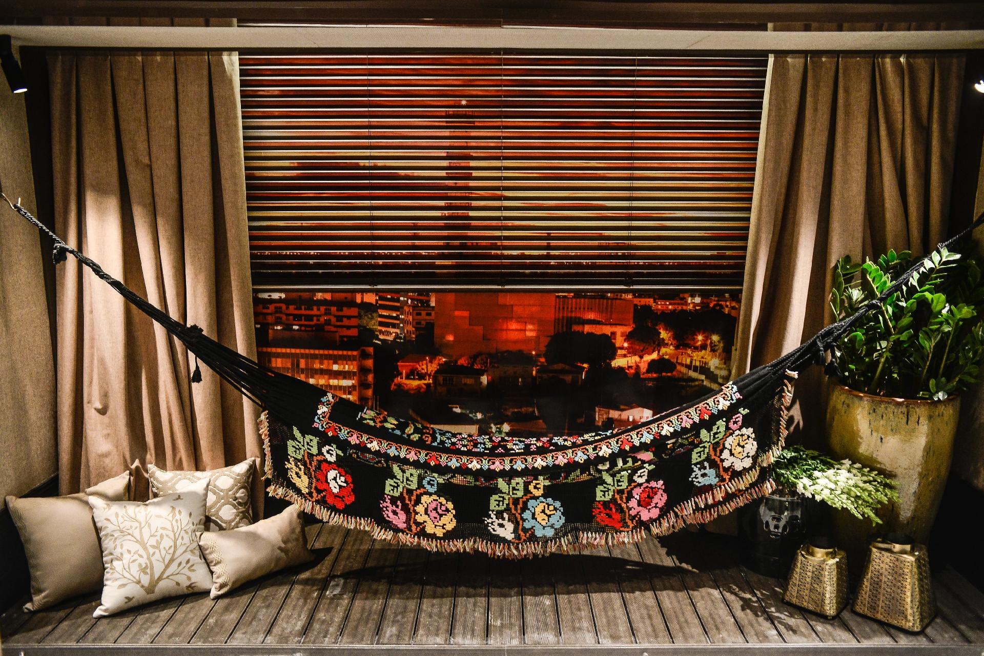 Casa Cor MT 2016 - O que, melhor que uma rede, é capaz de dar aconchego a um ambiente? Foi essa a ideia de Jomara Nicaretta e Renata Fernandes para o Family Room. Mas engana-se quem pensa que esta peça está fadada ao "mais do mesmo": o modelo bordado com flores de crochê é cheio de cor e quebra a base neutra do deck varanda. Feito artesanalmente, o objeto remete à típica estética do Mato Grosso - Lucas Ninno/Divulgação