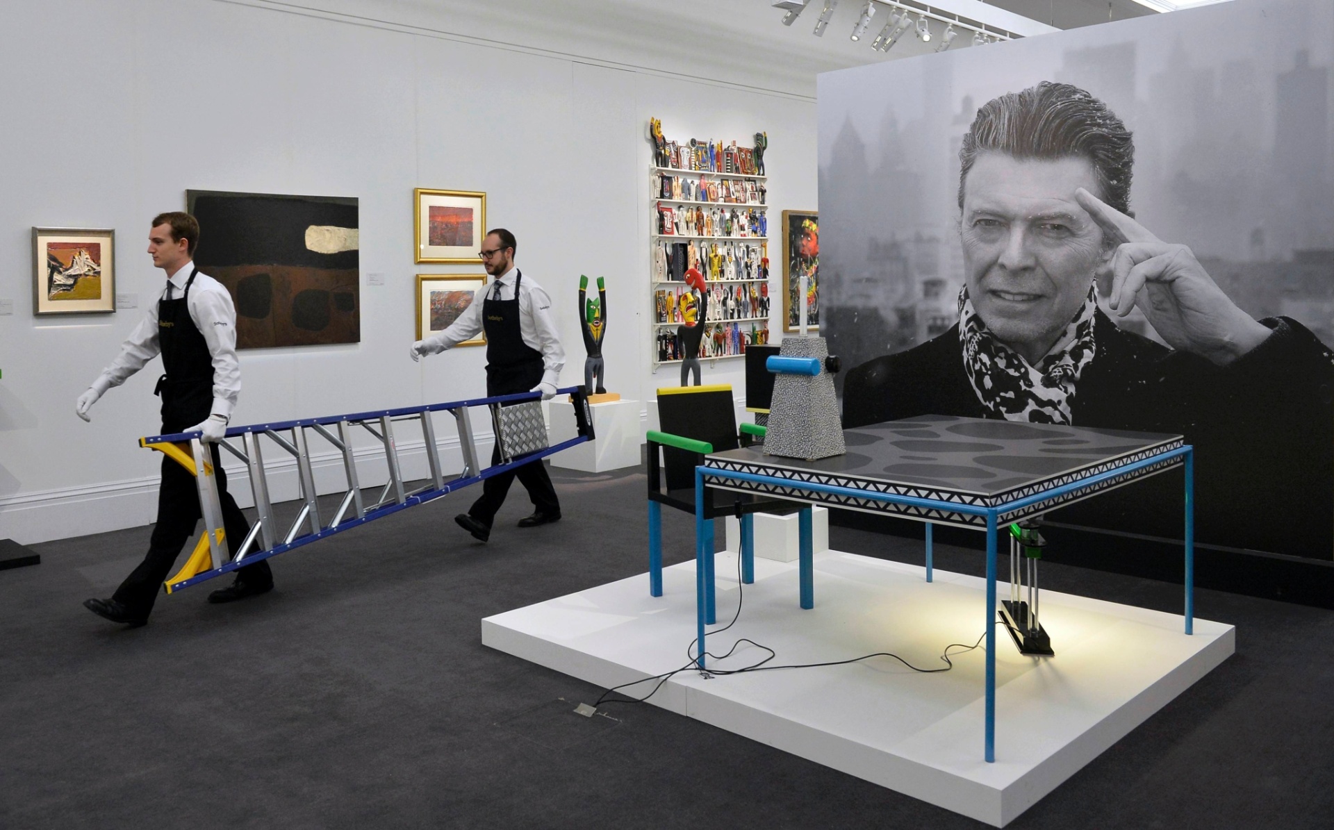 Técnicos terminam a montagem da exibição das obras de arte adquiridas pelo pop star britânico David Bowie - Hannah McKay/Reuters