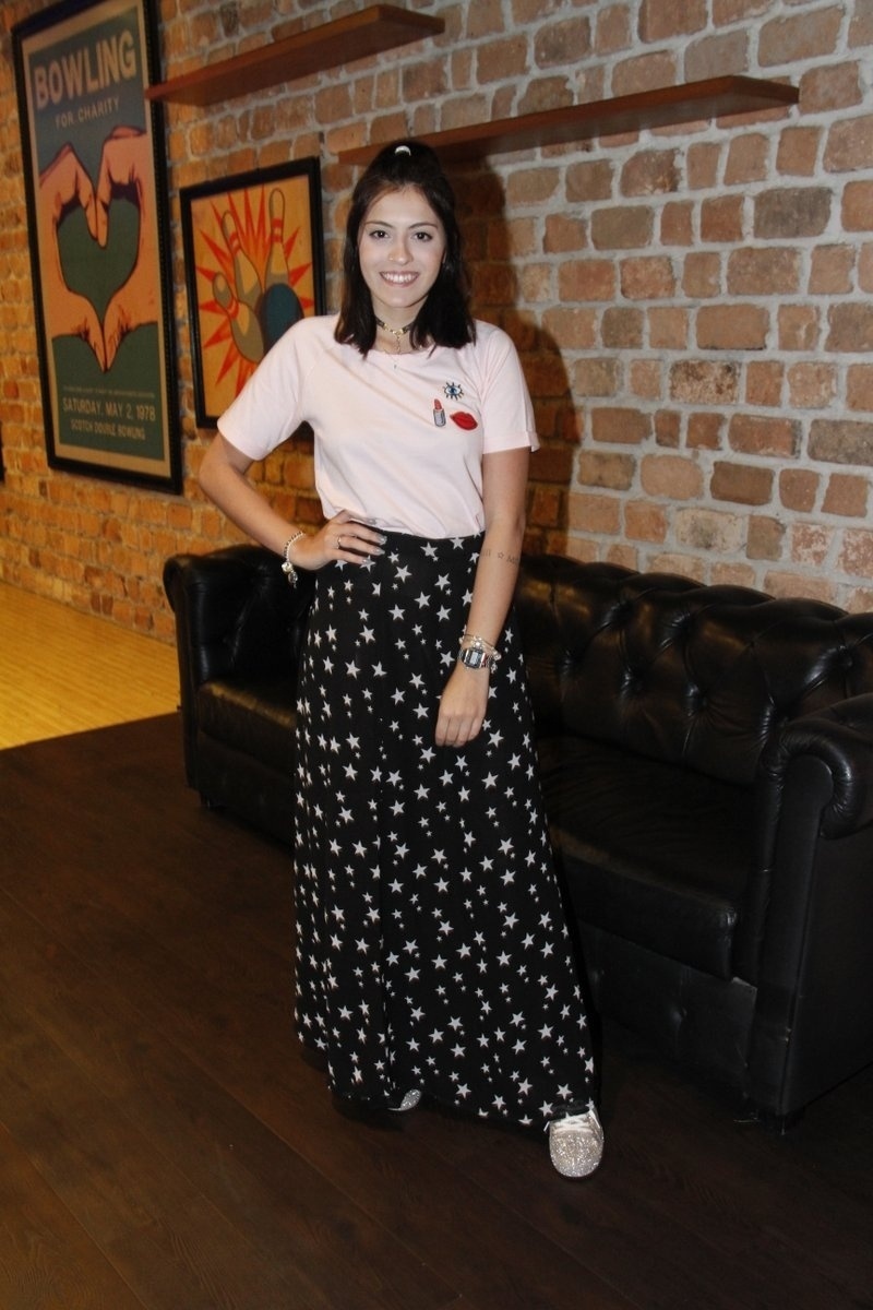 28.nov.2016 - Filha de Leandro Hassum, Pietra posa para os fotógrafos durante o lançamento da série "A Cara do Pai", em boliche na Barra da Tijuca, zona oeste do Rio de Janeiro - Marcos Ferreira/Brazil News