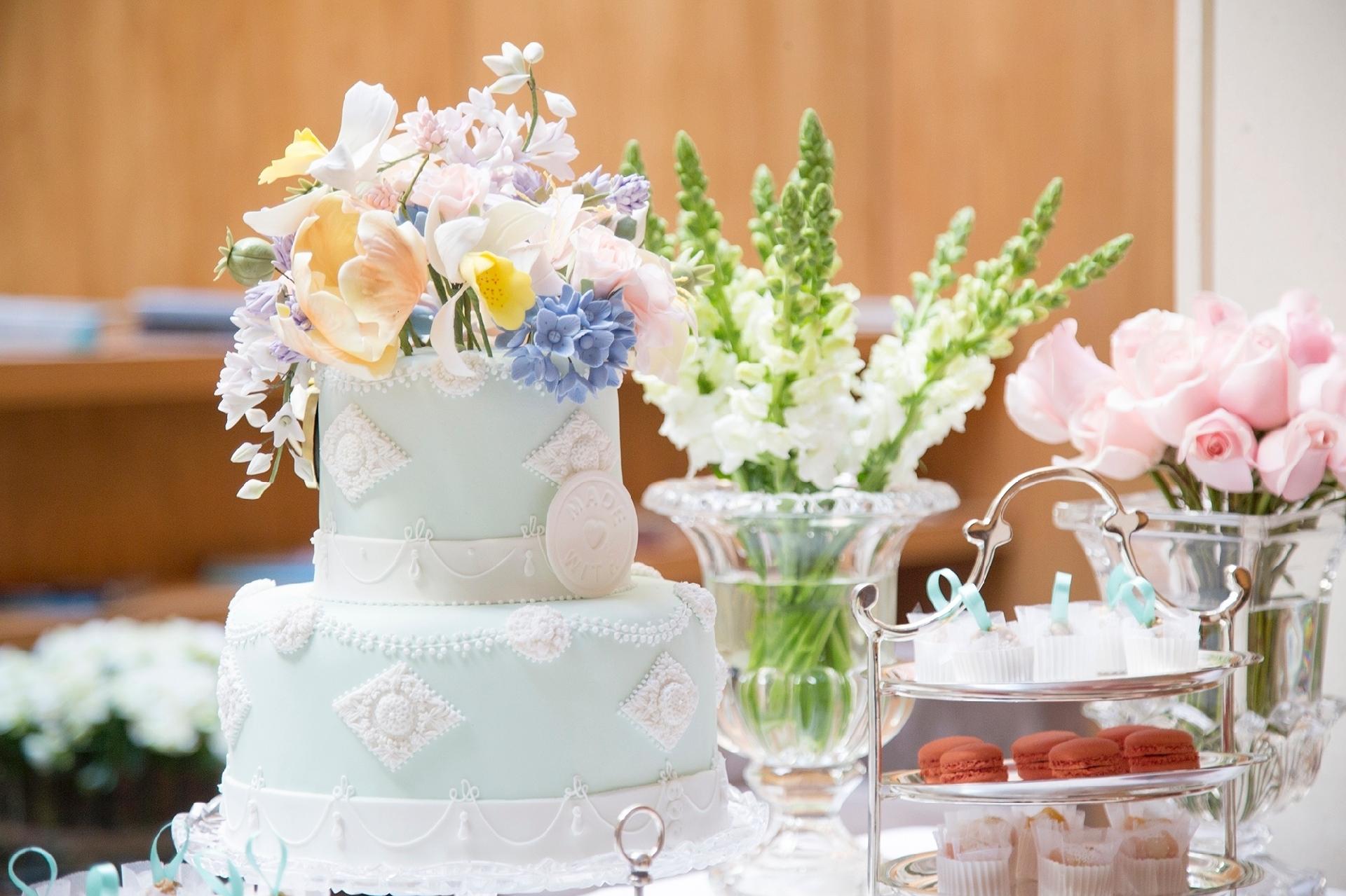 Na hora do bolo, a dica da boleira e doceira Isabella Suplicy é investir em doces com cores leves e sabores caseiros como cenoura com chocolate e banana com castanhas e doce de leite. Na foto, a proposta dá destaque ao sofisticado bolo de dois andares decorado com pasta americana e flores de açúcar. Este ar clássico está em alta nas festas de casamento - Maíra Preto/ Divulgação