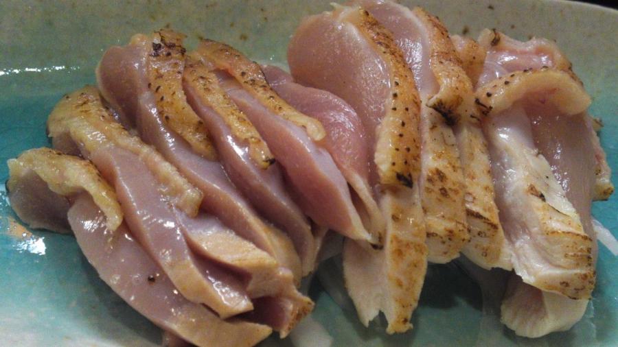 Ao que tudo indica, o frango cru que causou polêmica na internet é um prato típico de uma cidade japonesa - Reproduç?o/Facebook