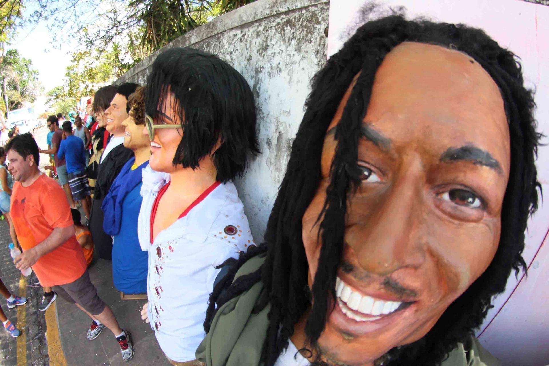 Bob Marley, Elvis Presley e Silvio Santos são alguns representados no Carnaval de Olinda - Marlon Costa/Futura Press/Folhapress