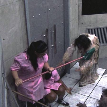 Vítima é encurralada e tenta se defender de zumbi com cabo de vassoura - Dilvulgação/SBT - Dilvulgação/SBT