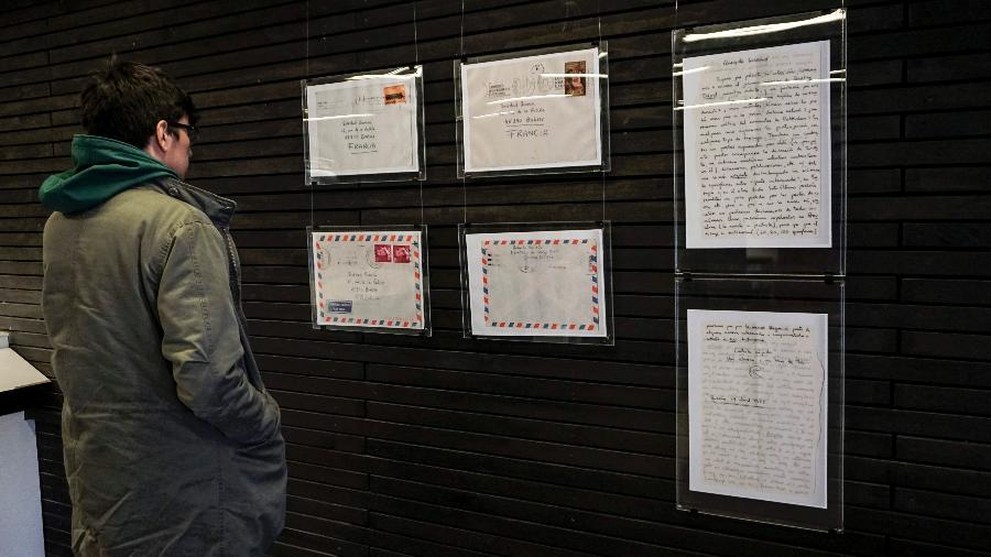 Visitante lê as cartas escritas por Roberto Bolaño expostas em Santiago, no Chile - Martin Bernetti/AFP