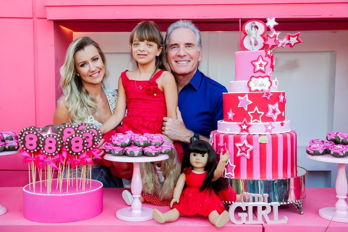 Roberto Justus e a mulher, Ana Paula Siebert,  posam com Rafa Justus na festa de oito anos da menina - Manuela Scarpa/Brazil News
