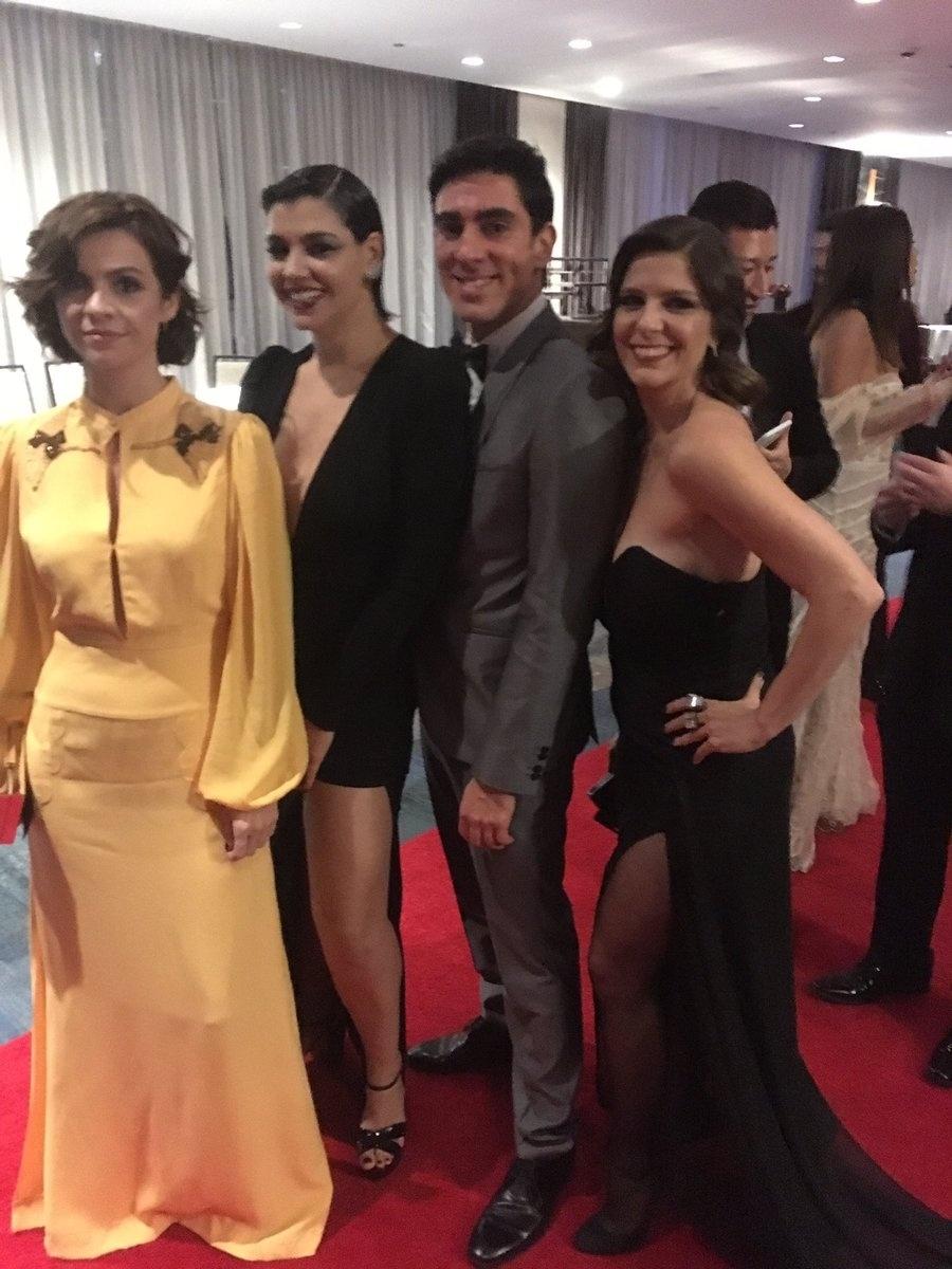 Renata Gaspar, Verônica Debom, Marcelo Adnet e Georgiana Góes, indicados pelo humorístico "Tá no Ar" como melhor programa de comédia, posam no Emmy Internacional 2017 - Reprodução/Twitter/MarceloAdnet