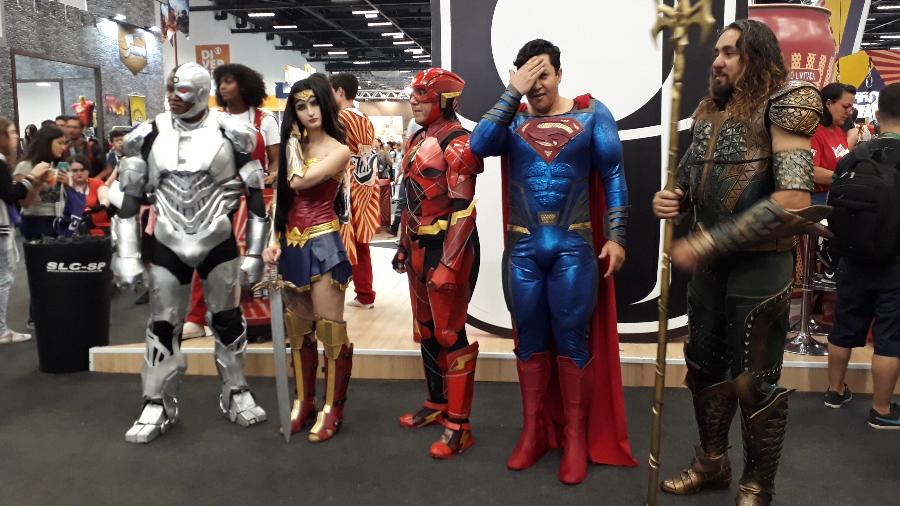 Cyborg, Mulher-Maravilha, The Flash, Superman e Aquaman distribuem refrigerantes na CCXP - Paulo Pacheco/UOL