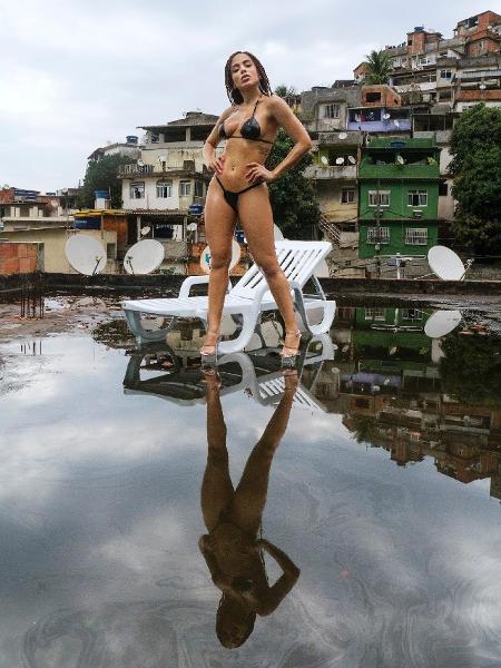 Anitta e seu biquíni de fita isolante do clipe de "Vai Malandra" - Divulgação