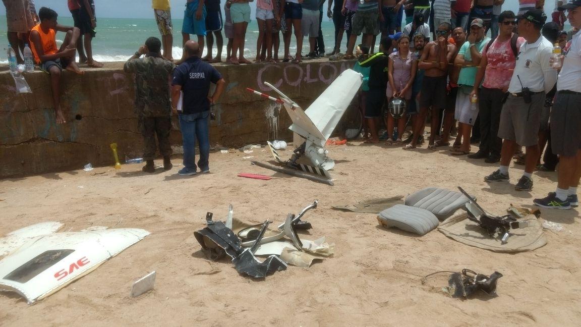 Restos do Globocop que caiu no Recife na manhã de terça (23) - Geraldo Lélis/UOL