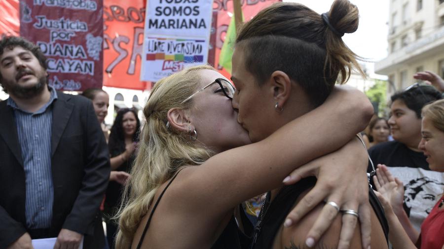 Mariana Gomez e Rocio Girat se beijam em Buenos Aires  - AFP