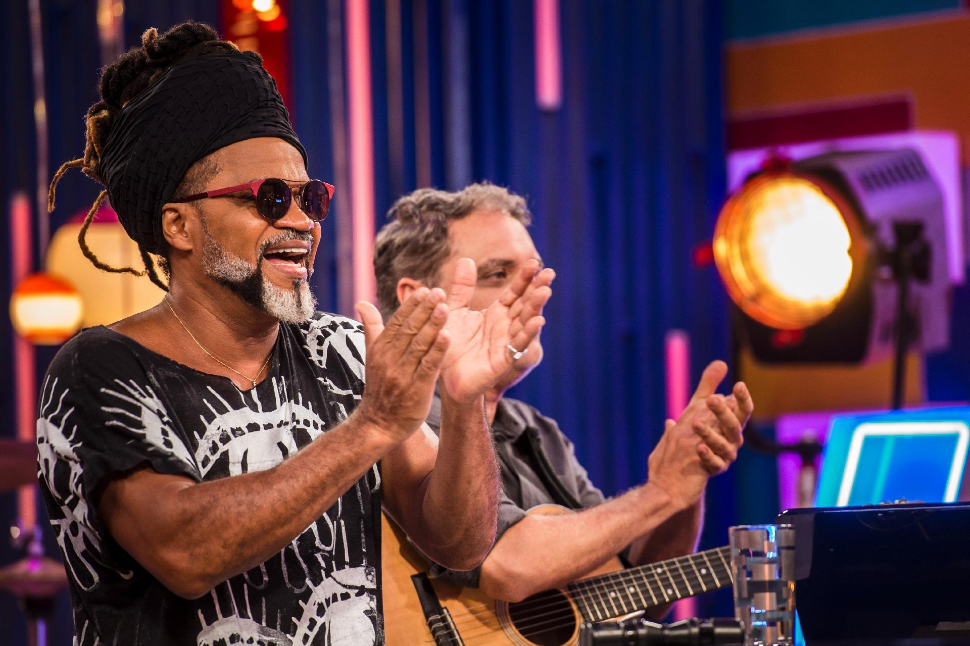 Carlinhos Brown posa nos bastidores do "The Voice Kids" - Mauricio Fidalgo/Globo/Divulgação