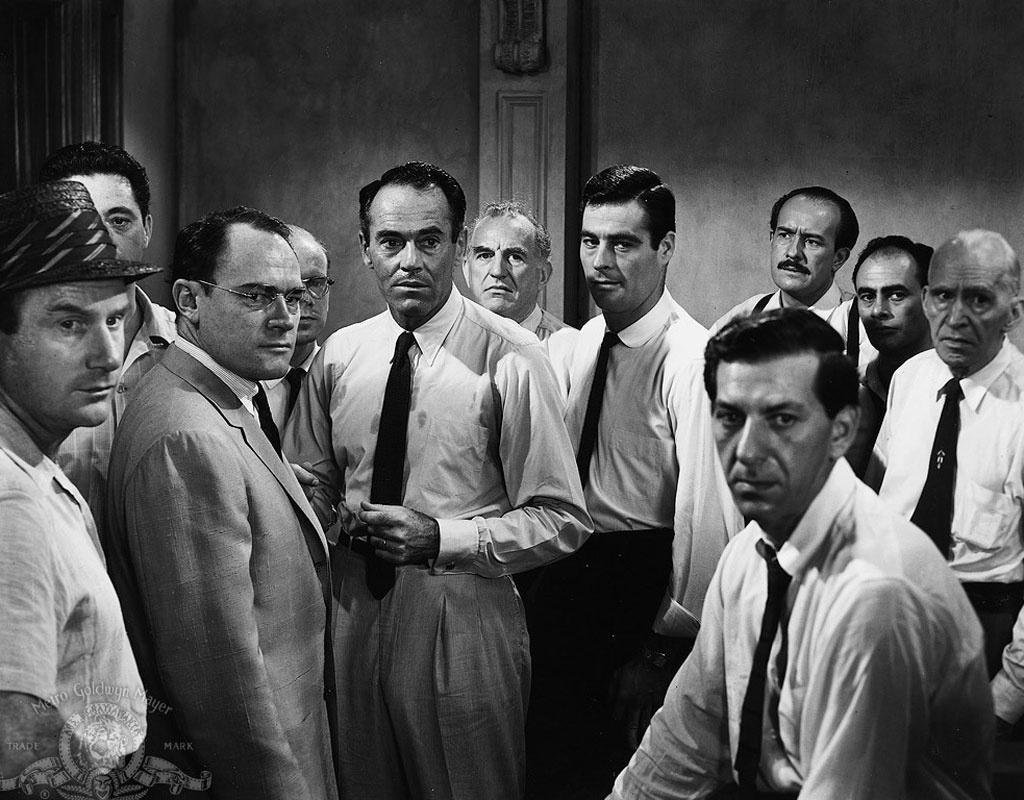 Henry Fonda, Martin Balsam, Jack Klugman, Ed Begley, Edward Binns, John Fiedler, E.G. Marshall, Joseph Sweeney, George Voskovec, Jack Warden e Robert Webber em cena de "12 Homens e uma Sentença" (1957) - Divulgação