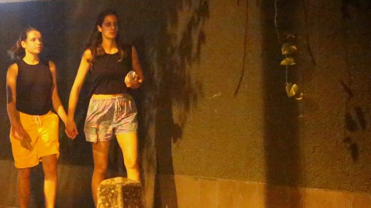 Bruna Linzmeyer e Priscila Visman vão embora juntas após bar com amigos - AgNews - AgNews