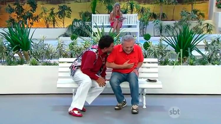 Em "A Praça É Nossa", Paulinho Gogó faz Carlos Alberto de Nóbrega passar mal... de tanto rir - Reprodução/SBT - Reprodução/SBT