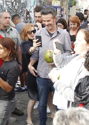 Jessica Chastain tira selfie durante passeio em São Paulo - Brazil News - Brazil News